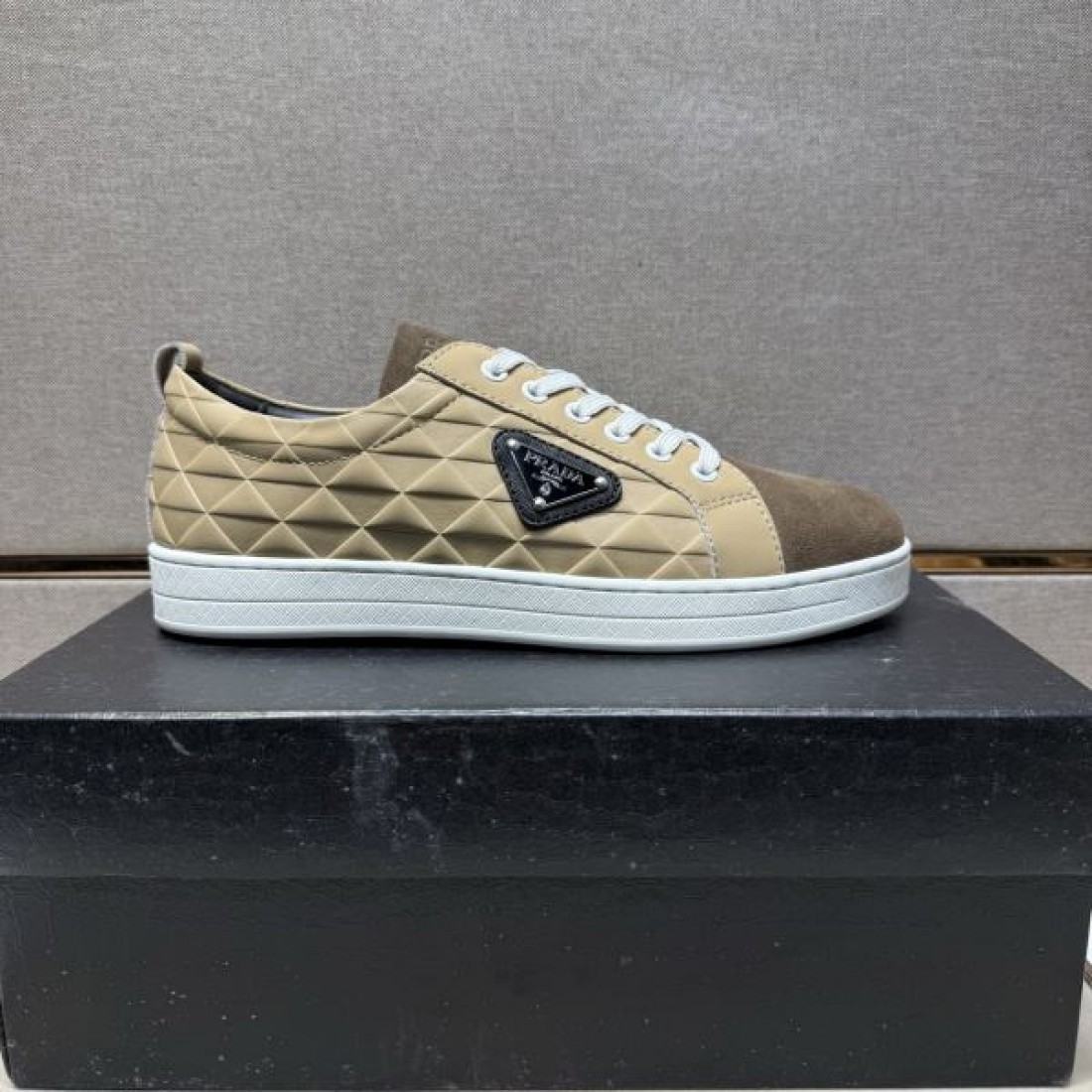 スタイリッシュ 軽量 PRADA プラダ コピー スニーカー 通気性 柔軟