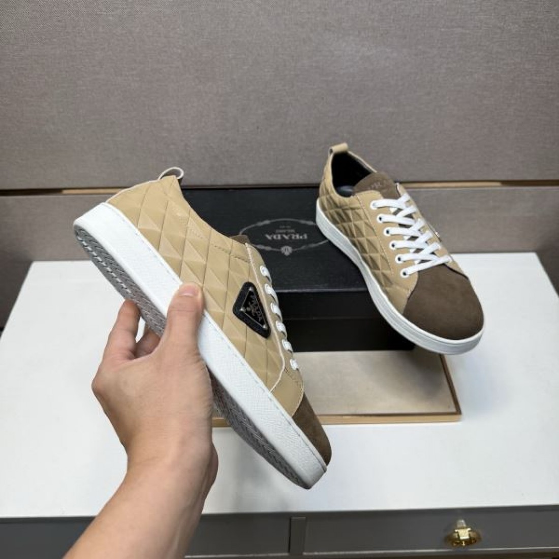 スタイリッシュ 軽量 PRADA プラダ コピー スニーカー 通気性 柔軟