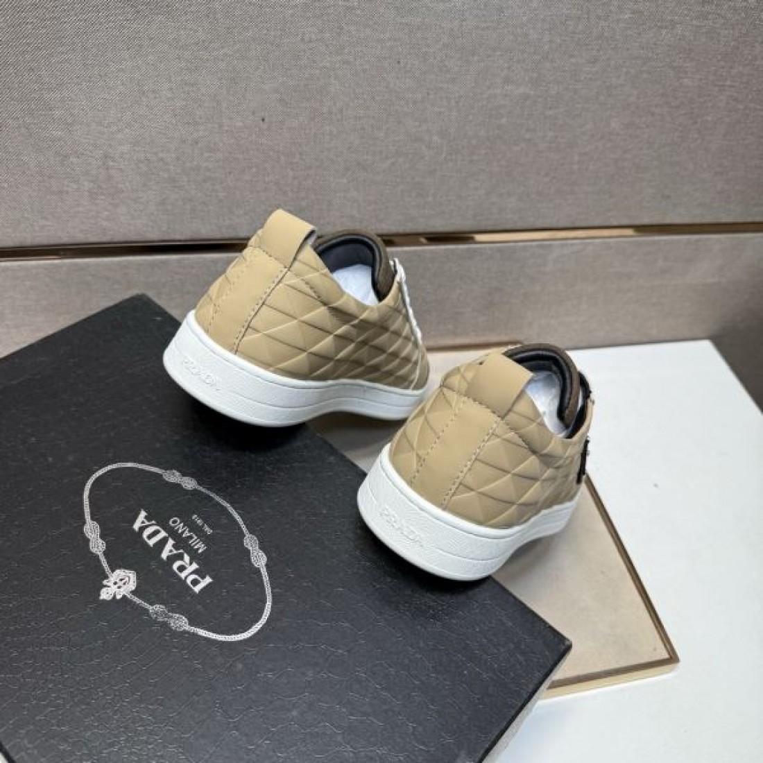 スタイリッシュ 軽量 PRADA プラダ コピー スニーカー 通気性 柔軟