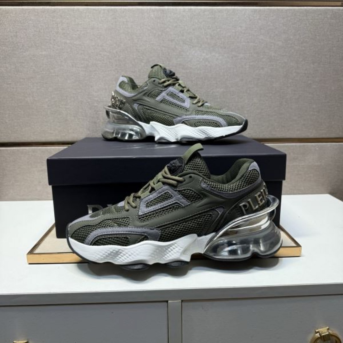 スポーティ 洗練 PHILIPP PLEIN フィリッププレイン コピー スニーカー 迫力 高級感