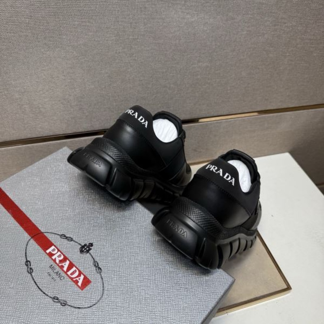 軽量 快適 PRADA プラダ コピー スニーカー 高性能 通気性