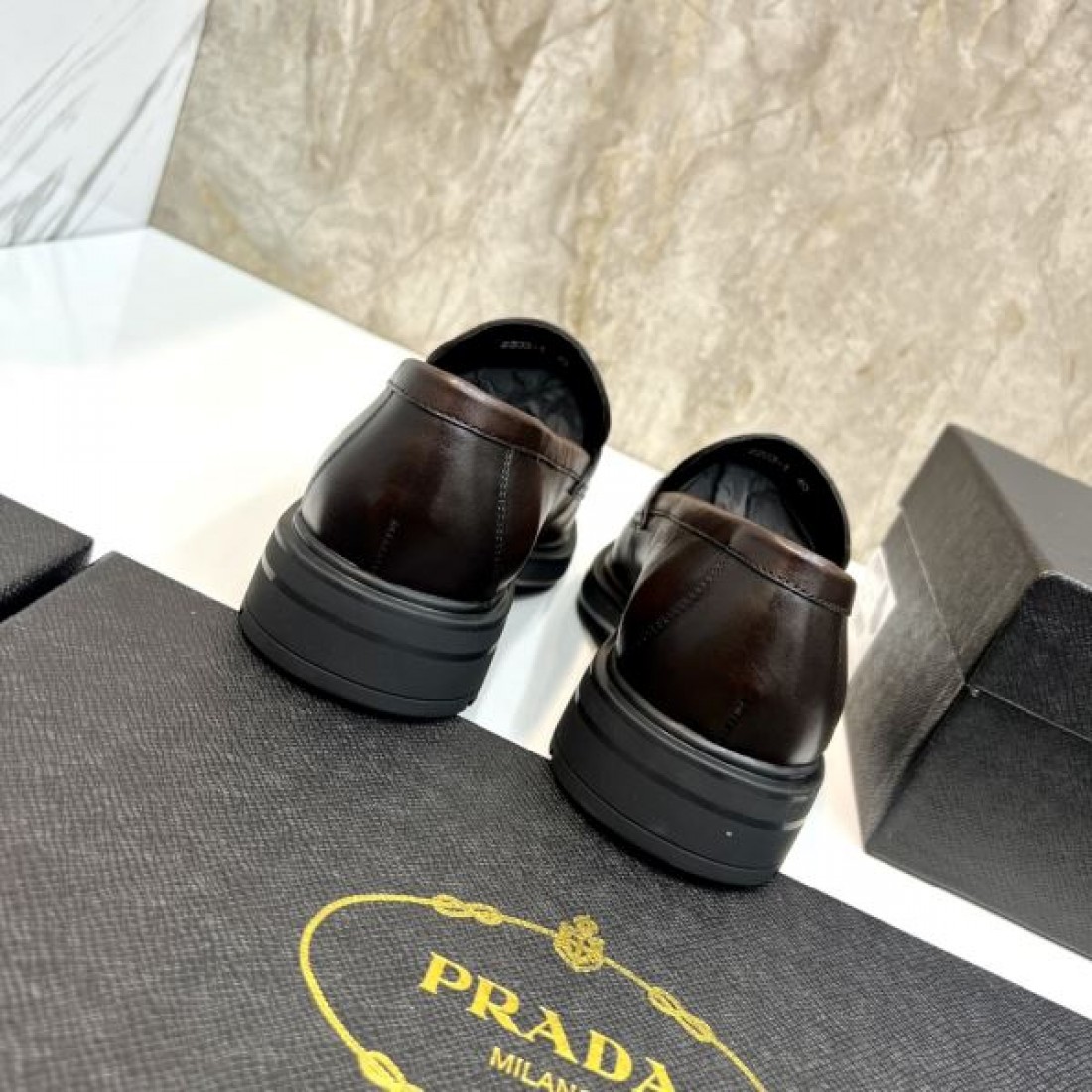 高級 洗練 優雅 PRADA プラダ コピー ビジネスシューズ 上質 エレガント 快適