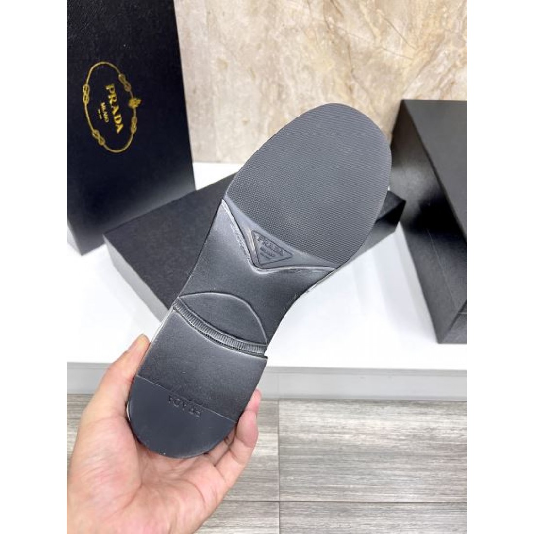 軽量 エレガント 高品質 PRADA プラダ コピー ビジネスシューズ しなやか 上品 優美