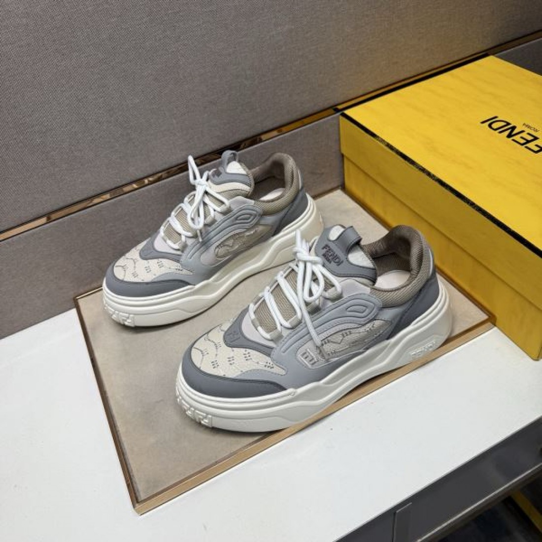 快適 軽量 モダン フェンディ FENDI コピー カジュアルシューズ カッコいい 高品質 柔軟