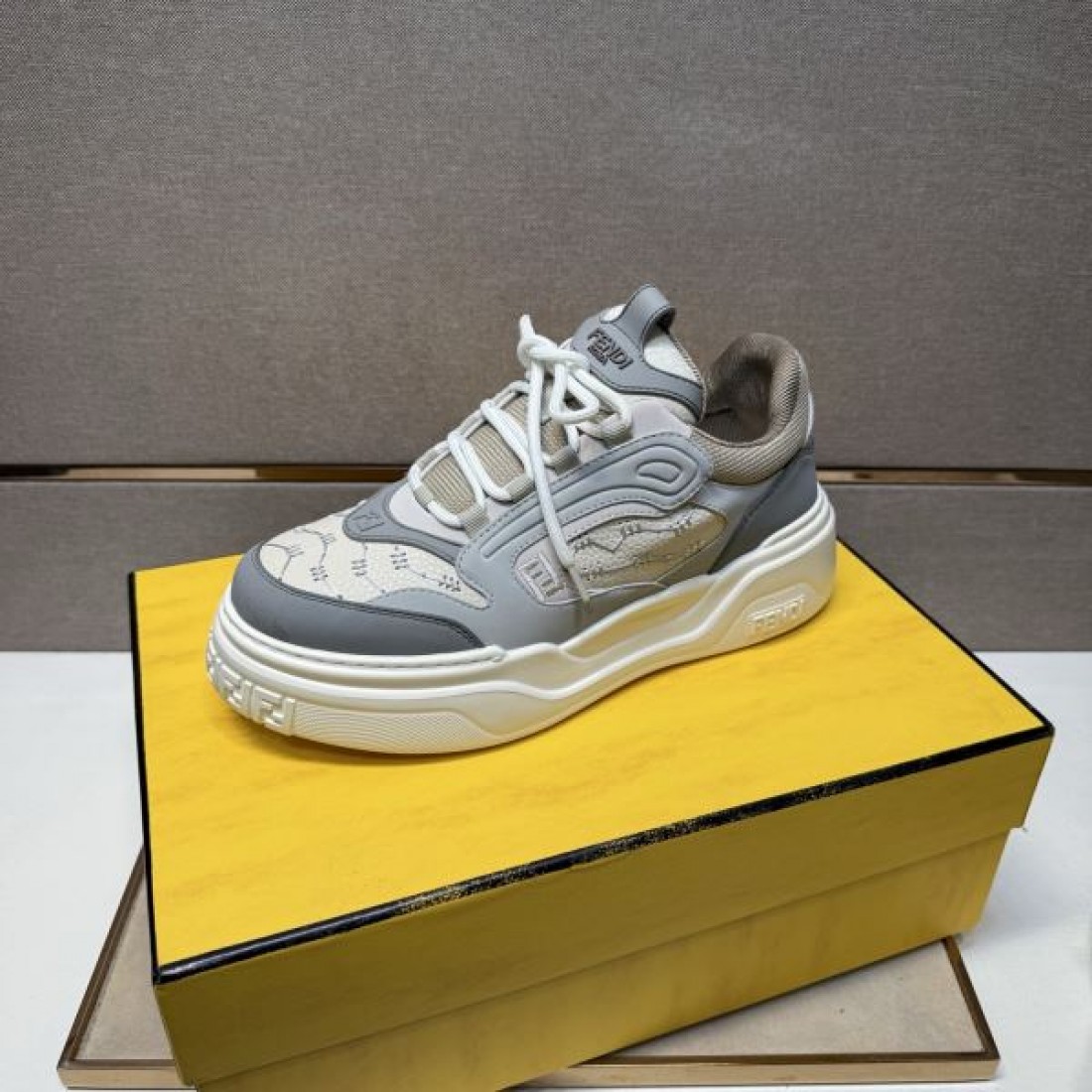 快適 軽量 モダン フェンディ FENDI コピー カジュアルシューズ カッコいい 高品質 柔軟