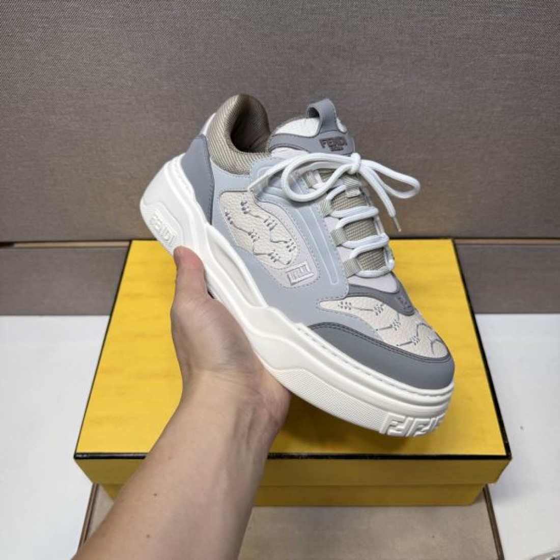 快適 軽量 モダン フェンディ FENDI コピー カジュアルシューズ カッコいい 高品質 柔軟