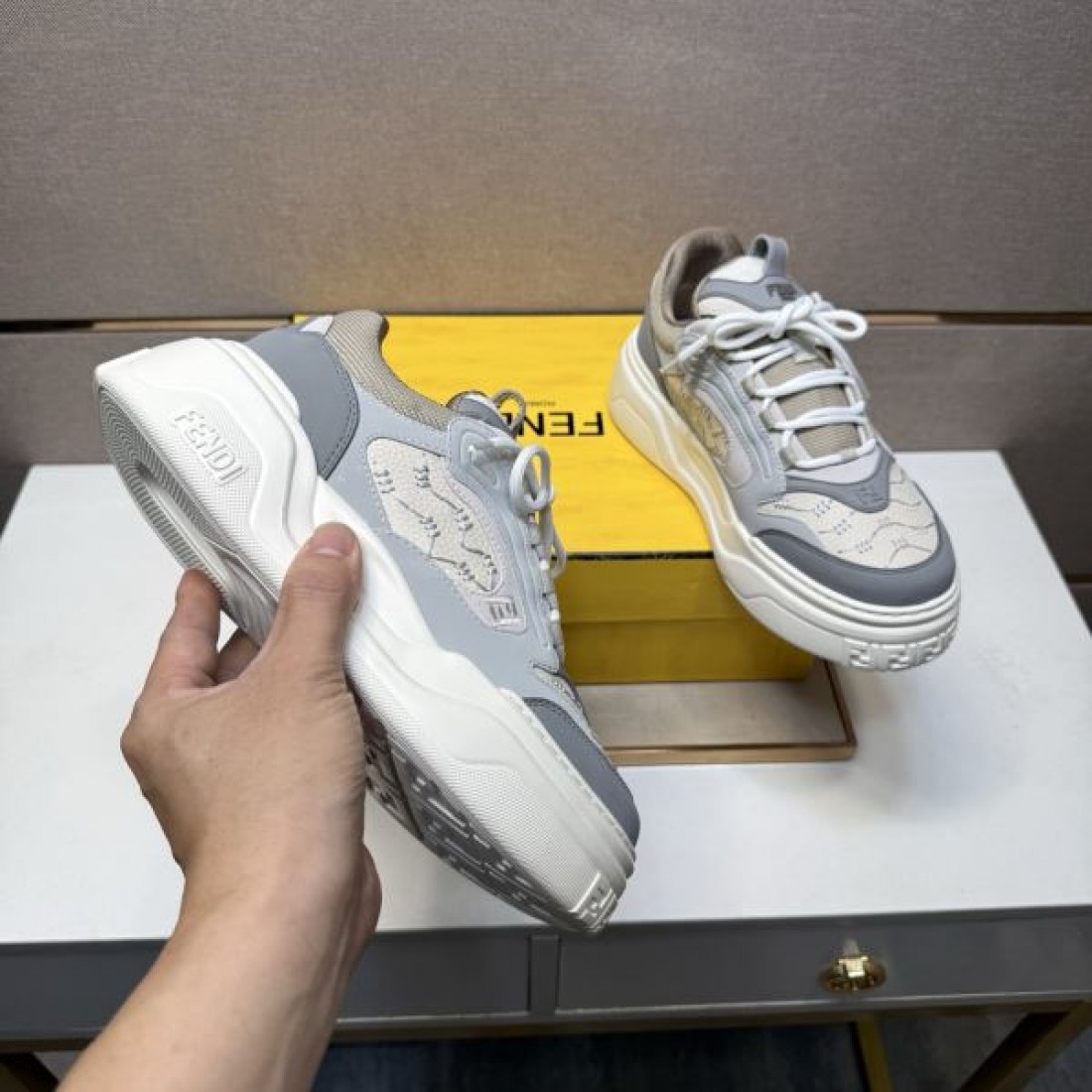 快適 軽量 モダン フェンディ FENDI コピー カジュアルシューズ カッコいい 高品質 柔軟