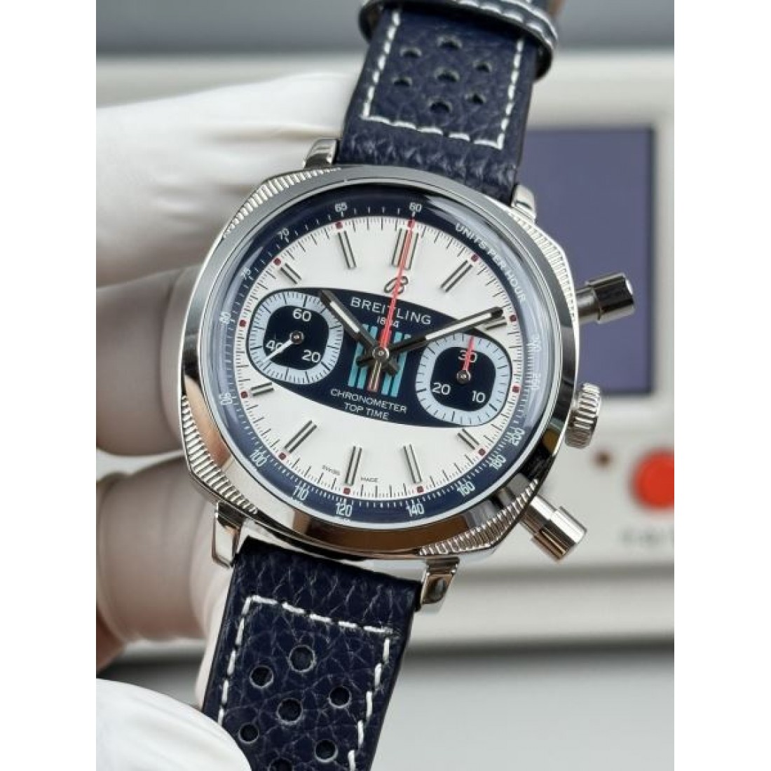 クロノグラフ風 レザーベルト 多眼ダイヤル BREITLING ブライトリング コピー 腕時計 パンチングストラップ クラシック映え 売れ筋候補