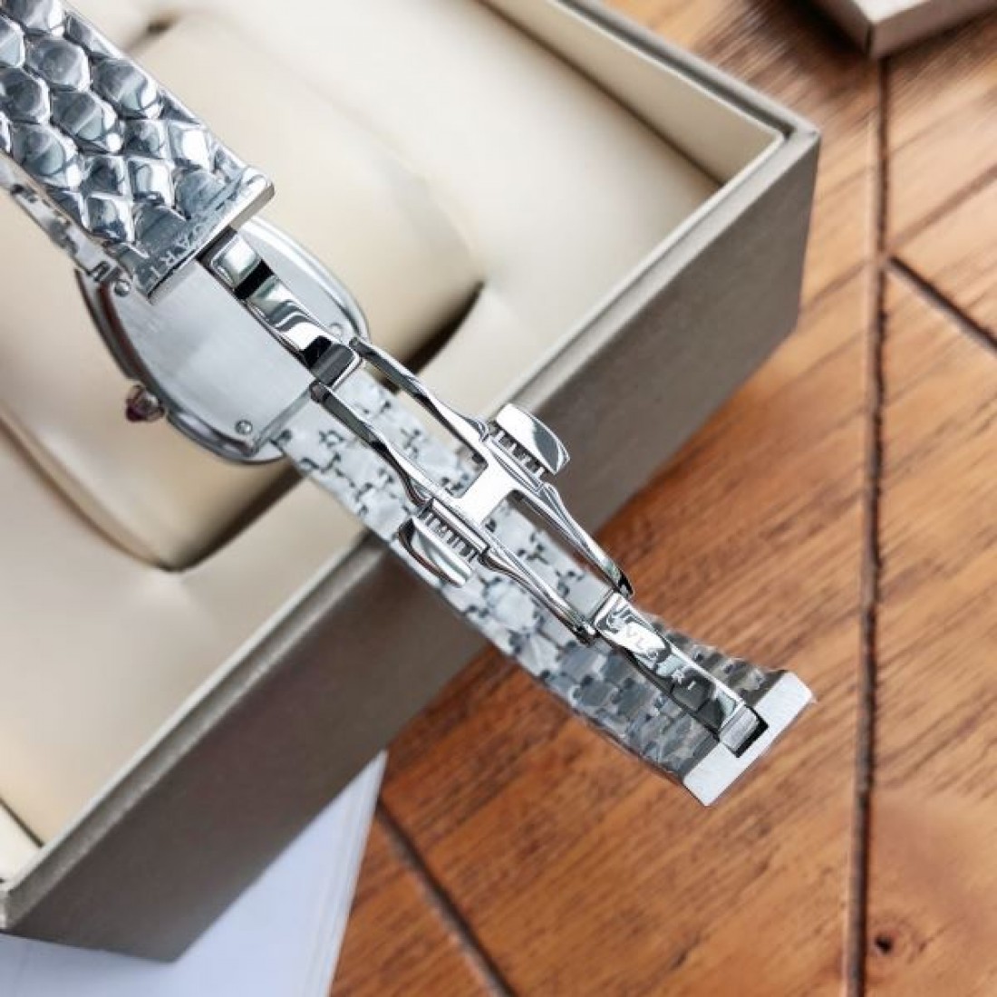 セルペンティ風 ブレスレットウォッチ 曲線ケース BVLGARI ブルガリ コピー 腕時計 2026新作 着映え 注目アイテム