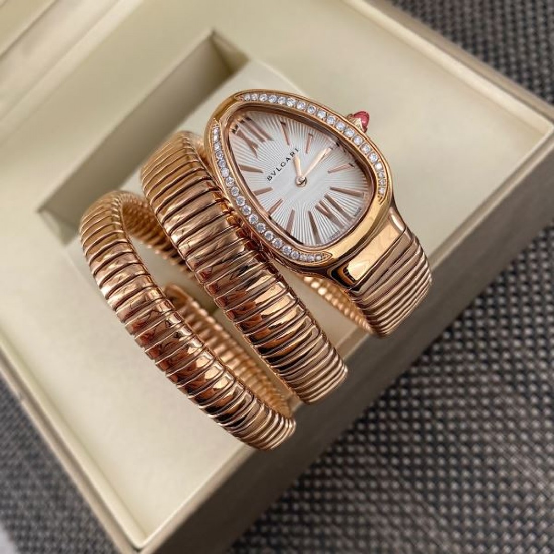 セルペンティ風 スパイラルブレス 蛇モチーフ BVLGARI ブルガリ コピー 腕時計 ラグジュアリー見え 2026新作 注目アイテム