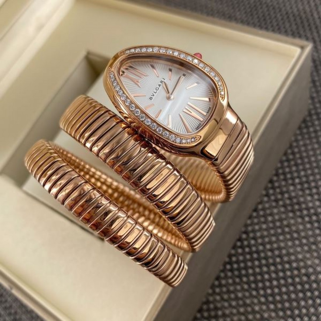 セルペンティ風 スパイラルブレス 蛇モチーフ BVLGARI ブルガリ コピー 腕時計 ラグジュアリー見え 2026新作 注目アイテム