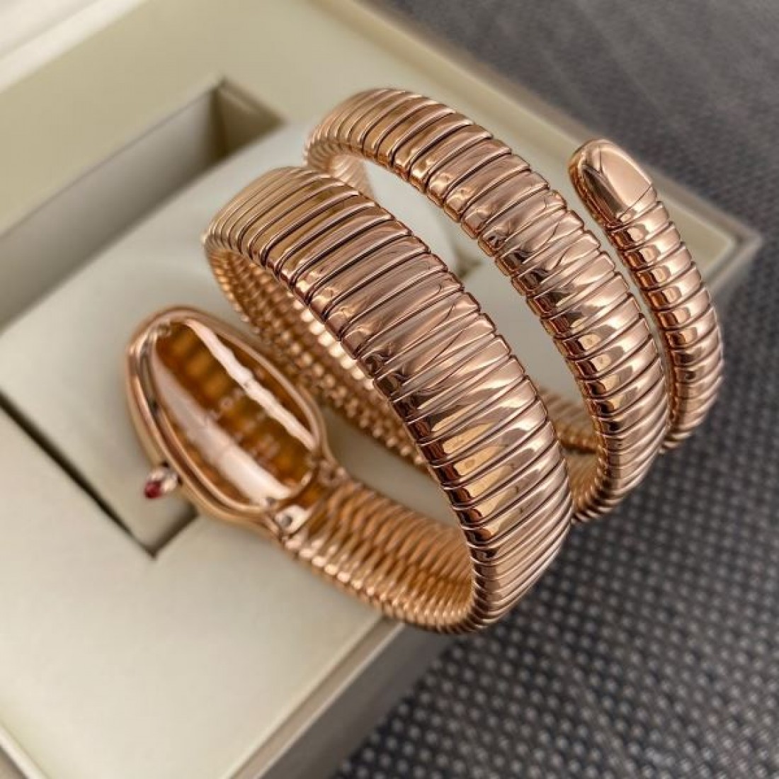 セルペンティ風 スパイラルブレス 蛇モチーフ BVLGARI ブルガリ コピー 腕時計 ラグジュアリー見え 2026新作 注目アイテム