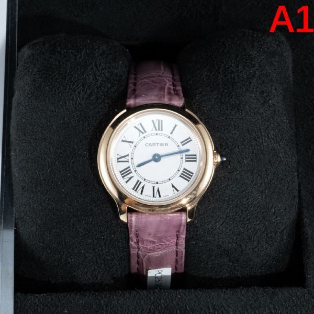 ラウンドケース Cartier カルティエ コピー 腕時計 ホワイトダイヤル ダイヤ装飾 ブルーリューズ ステンレスバンド 手元に存在感