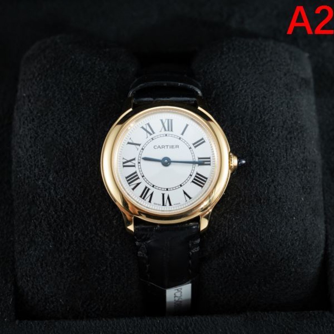 ラウンドケース Cartier カルティエ コピー 腕時計 ホワイトダイヤル ダイヤ装飾 ブルーリューズ ステンレスバンド 手元に存在感