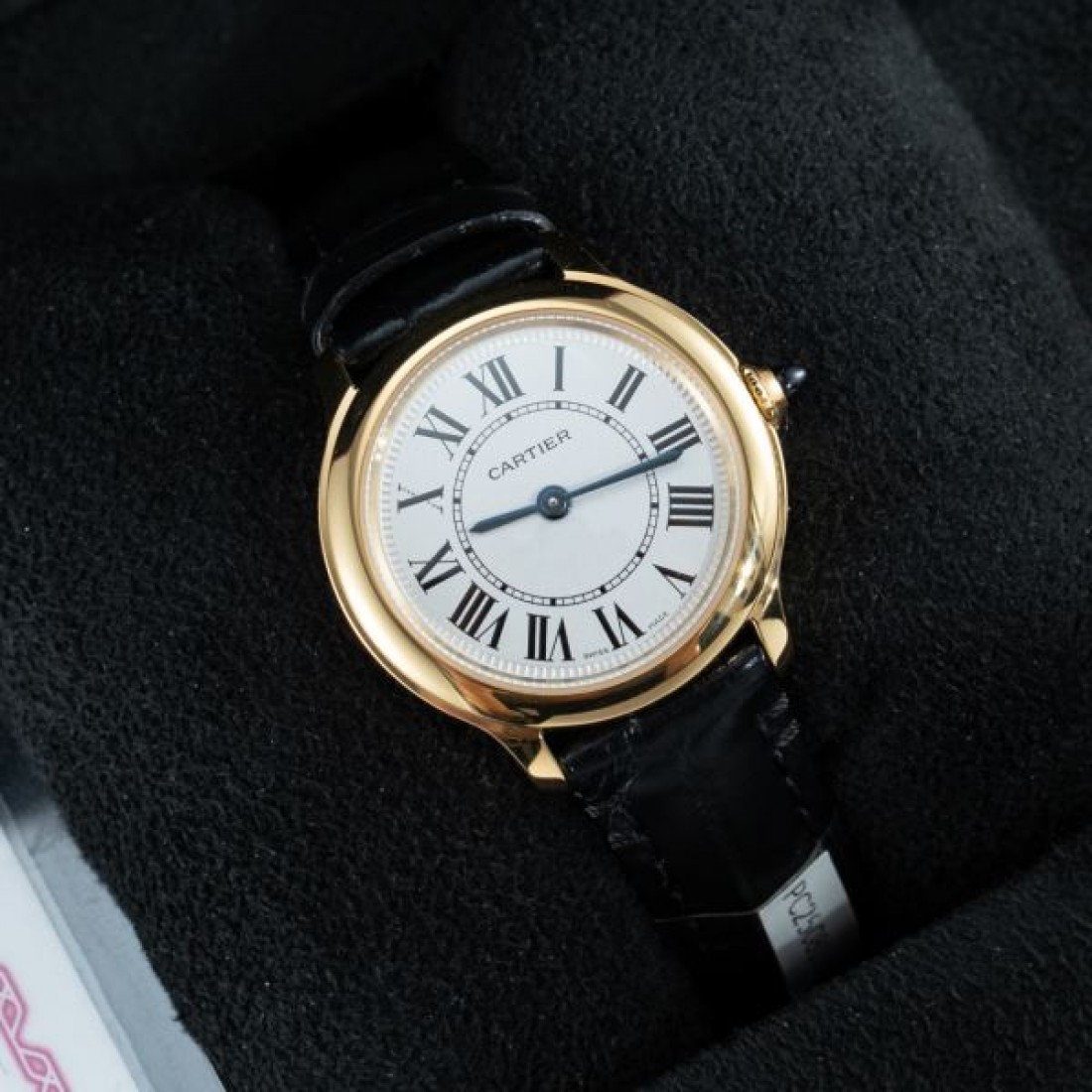 ラウンドケース Cartier カルティエ コピー 腕時計 ホワイトダイヤル ダイヤ装飾 ブルーリューズ ステンレスバンド 手元に存在感