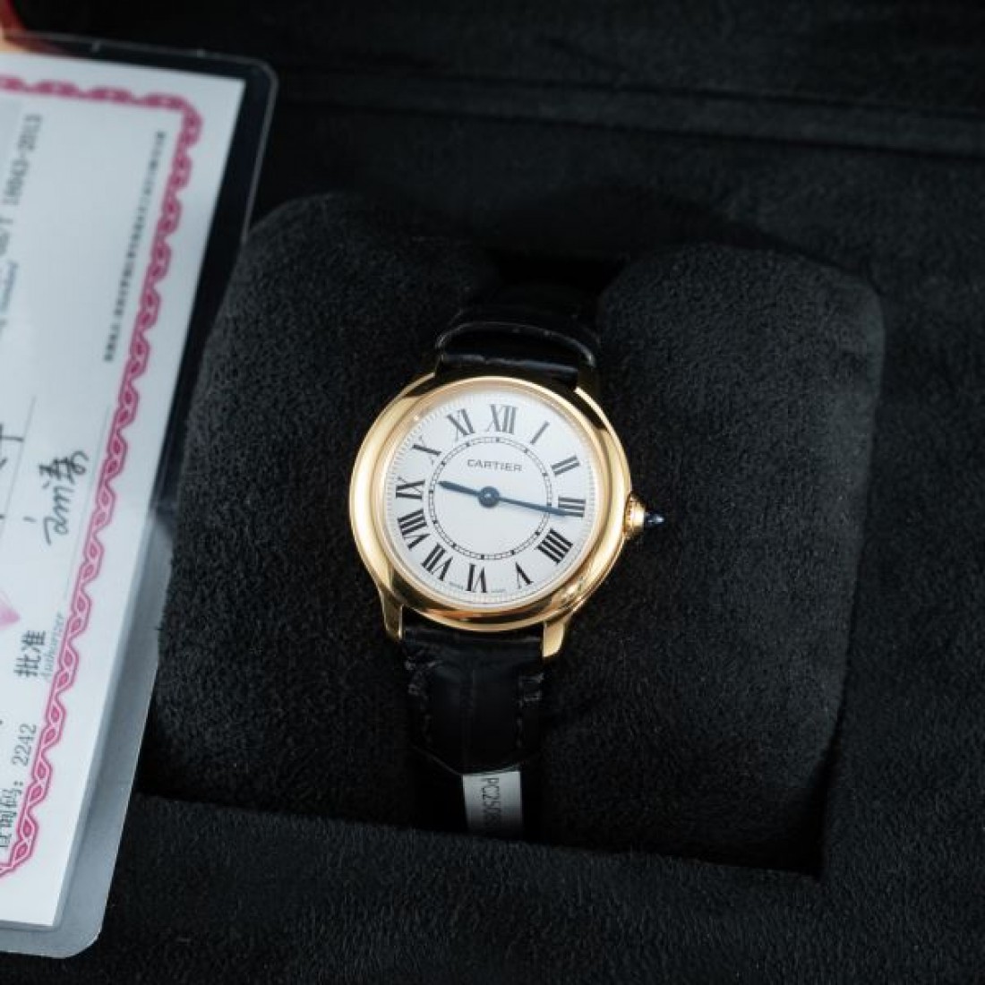 ラウンドケース Cartier カルティエ コピー 腕時計 ホワイトダイヤル ダイヤ装飾 ブルーリューズ ステンレスバンド 手元に存在感