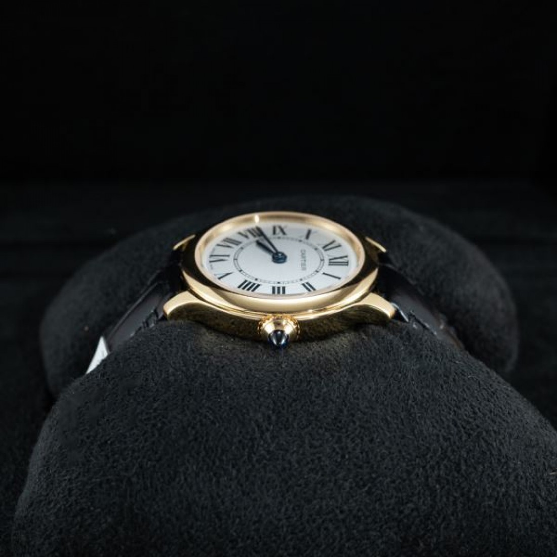 ラウンドケース Cartier カルティエ コピー 腕時計 ホワイトダイヤル ダイヤ装飾 ブルーリューズ ステンレスバンド 手元に存在感