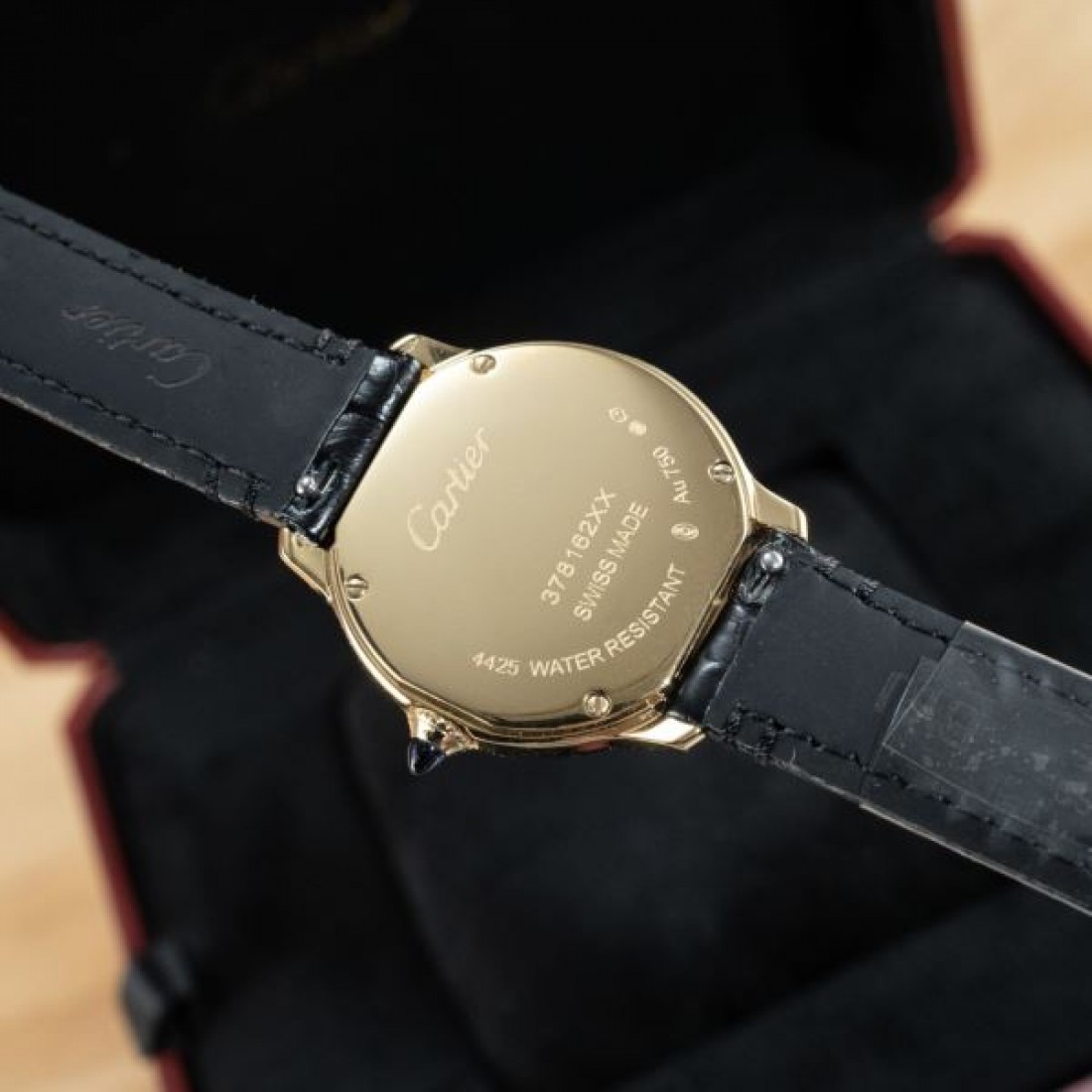 ラウンドケース Cartier カルティエ コピー 腕時計 ホワイトダイヤル ダイヤ装飾 ブルーリューズ ステンレスバンド 手元に存在感