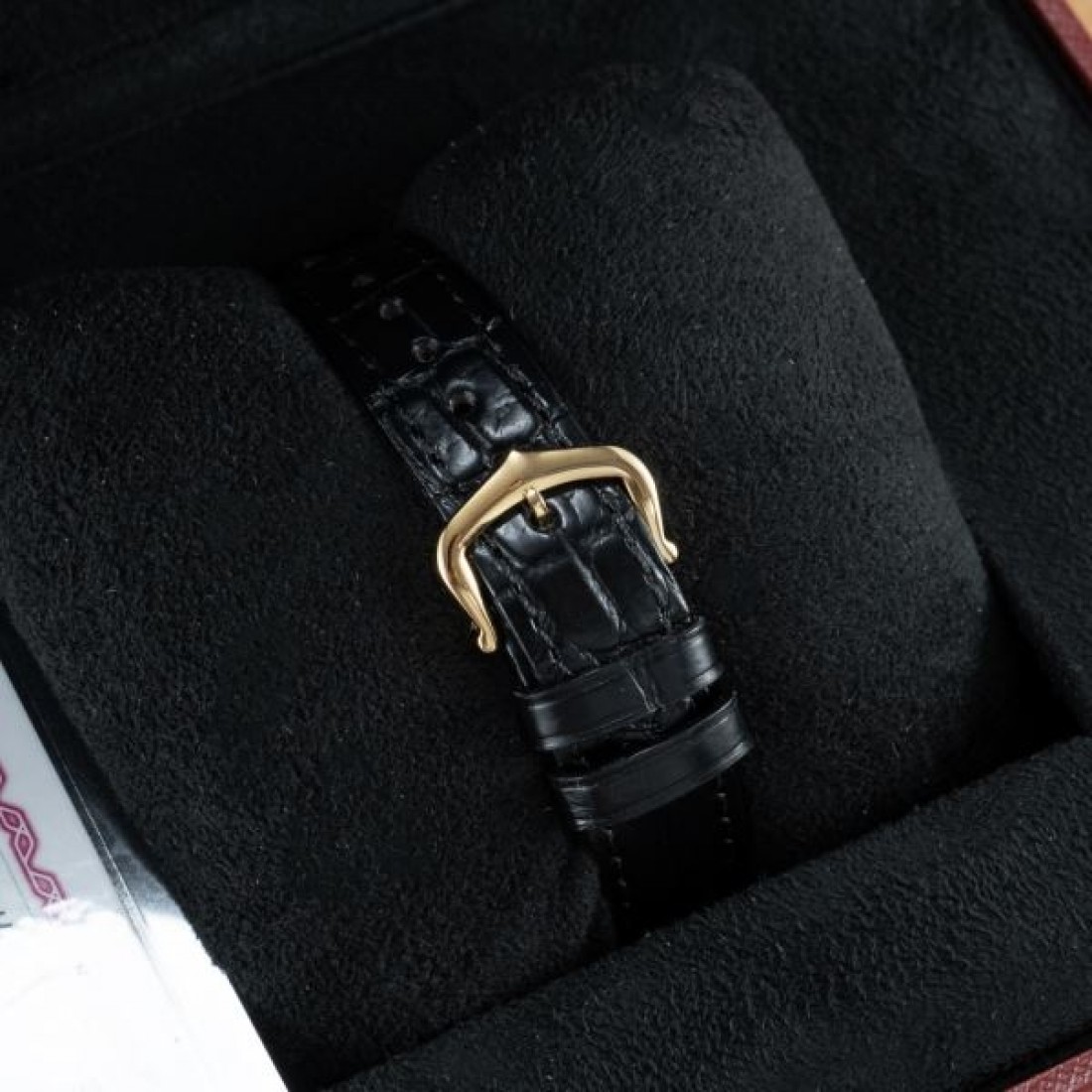 ラウンドケース Cartier カルティエ コピー 腕時計 ホワイトダイヤル ダイヤ装飾 ブルーリューズ ステンレスバンド 手元に存在感