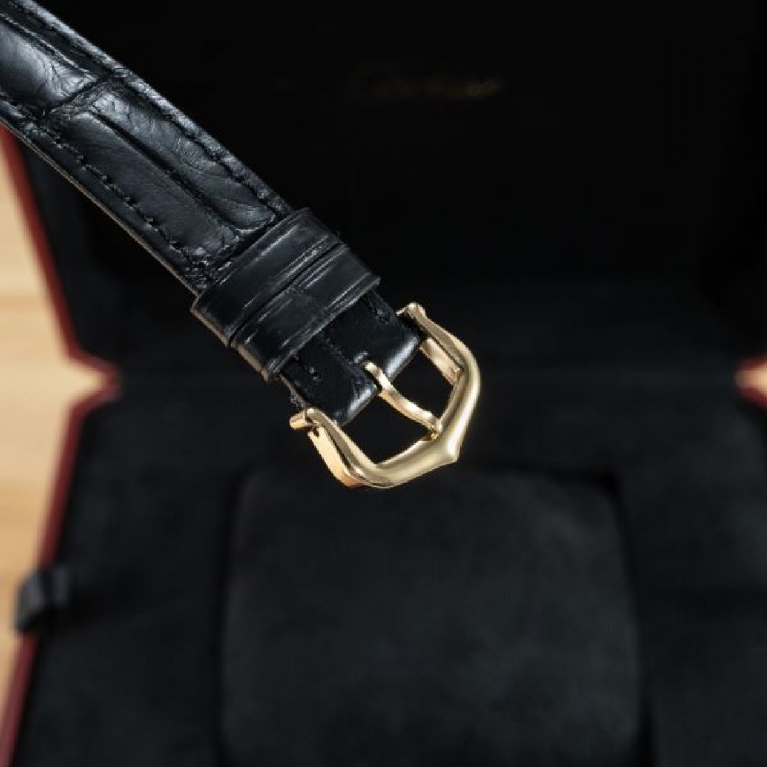 ラウンドケース Cartier カルティエ コピー 腕時計 ホワイトダイヤル ダイヤ装飾 ブルーリューズ ステンレスバンド 手元に存在感