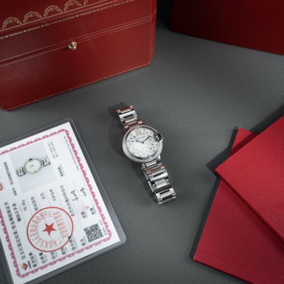 ダイヤベゼル Cartier カルティエ コピー 腕時計 シルバーダイヤル ブルー針 バルーンケース ステンレスブレスレット 華やかな手元演出