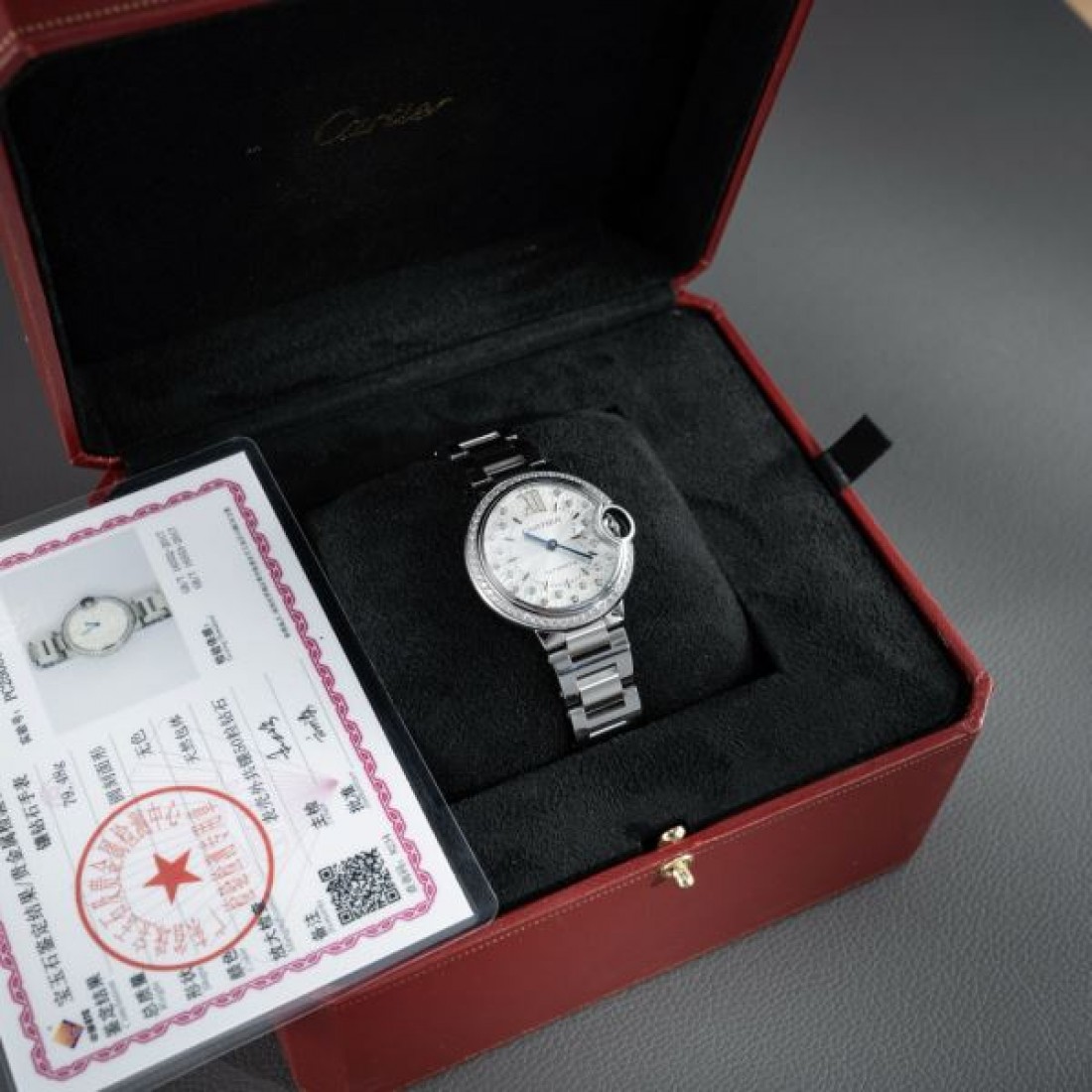 ダイヤベゼル Cartier カルティエ コピー 腕時計 シルバーダイヤル ブルー針 バルーンケース ステンレスブレスレット 華やかな手元演出