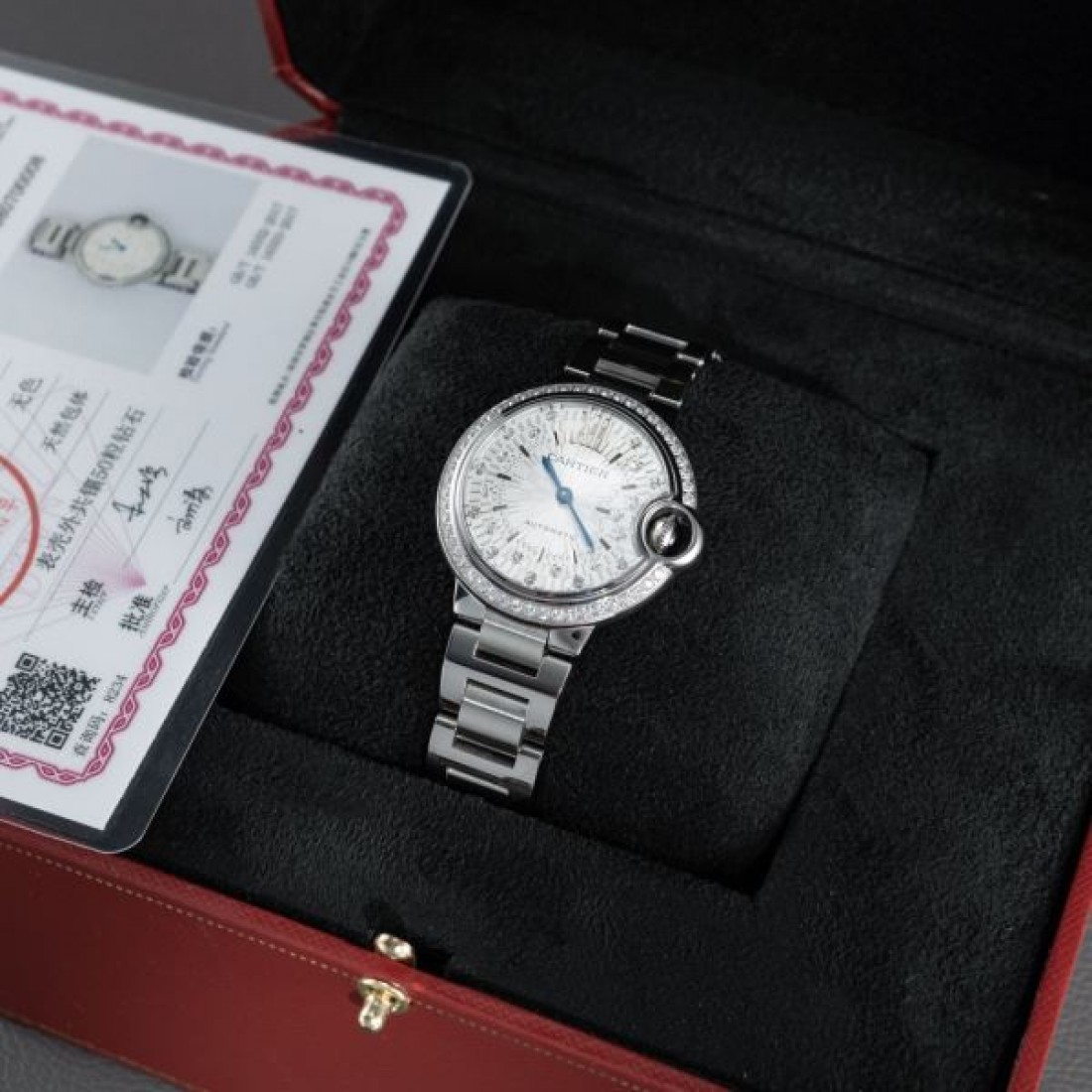 ダイヤベゼル Cartier カルティエ コピー 腕時計 シルバーダイヤル ブルー針 バルーンケース ステンレスブレスレット 華やかな手元演出