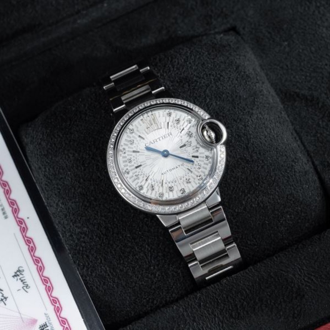 ダイヤベゼル Cartier カルティエ コピー 腕時計 シルバーダイヤル ブルー針 バルーンケース ステンレスブレスレット 華やかな手元演出