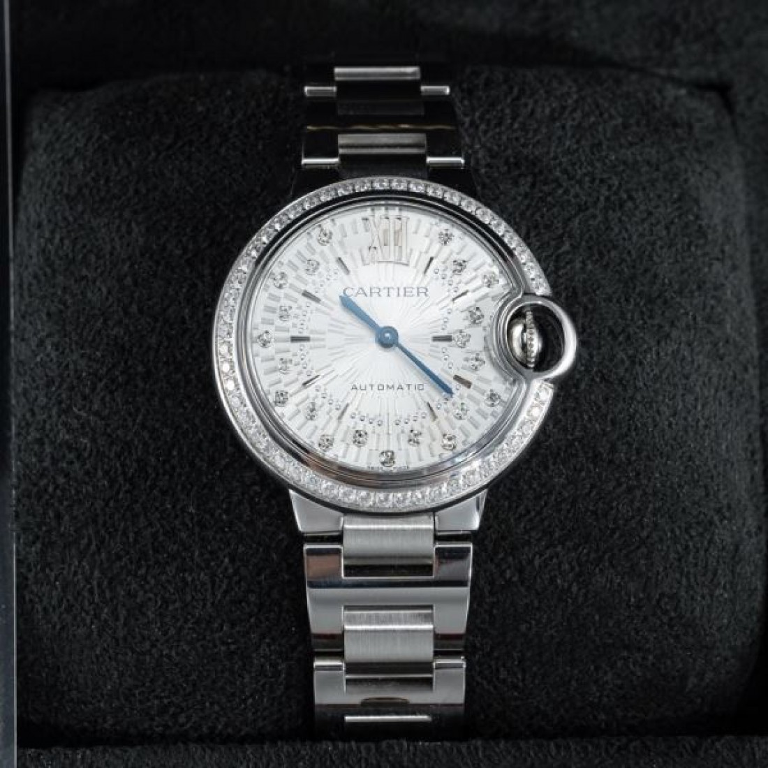 ダイヤベゼル Cartier カルティエ コピー 腕時計 シルバーダイヤル ブルー針 バルーンケース ステンレスブレスレット 華やかな手元演出
