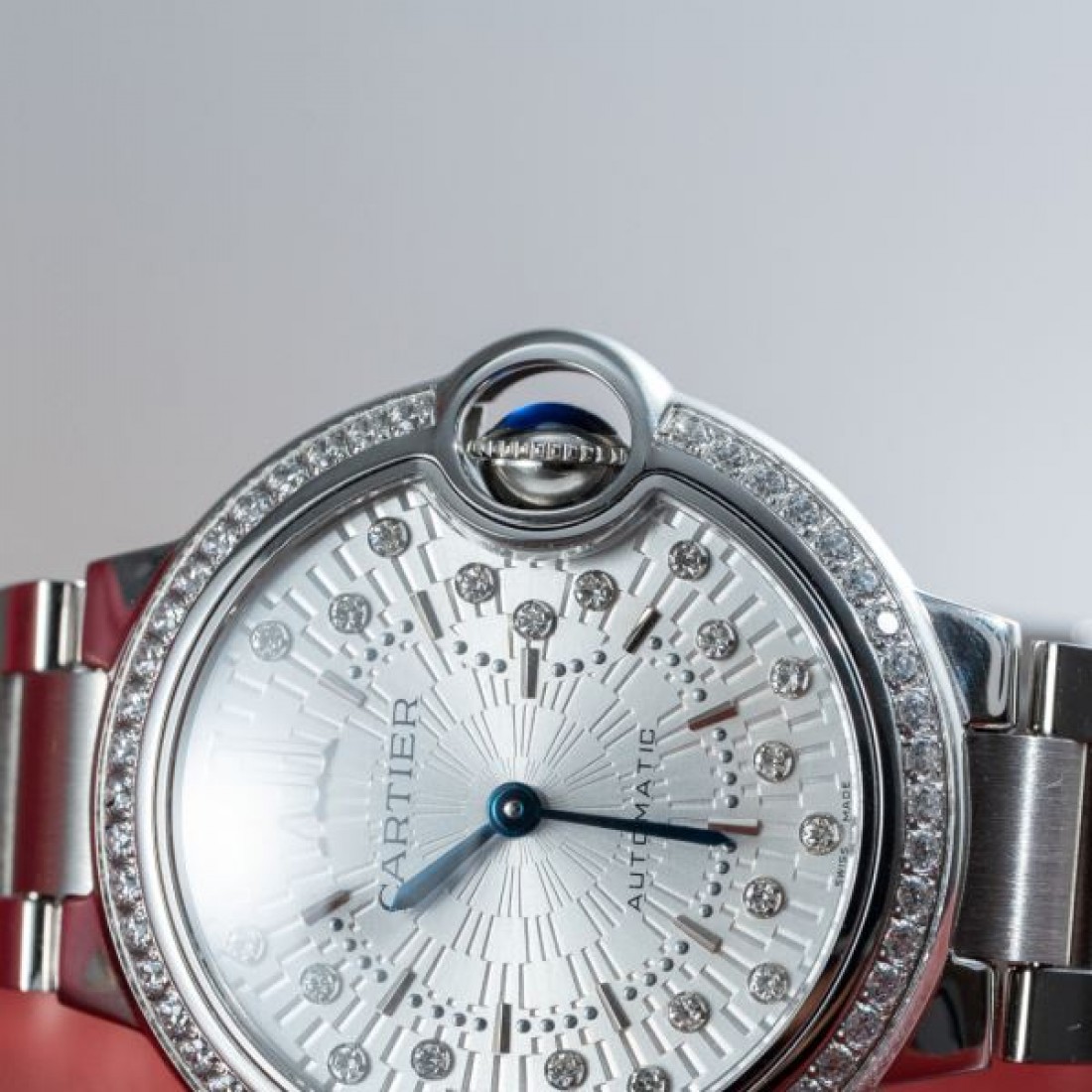 ダイヤベゼル Cartier カルティエ コピー 腕時計 シルバーダイヤル ブルー針 バルーンケース ステンレスブレスレット 華やかな手元演出
