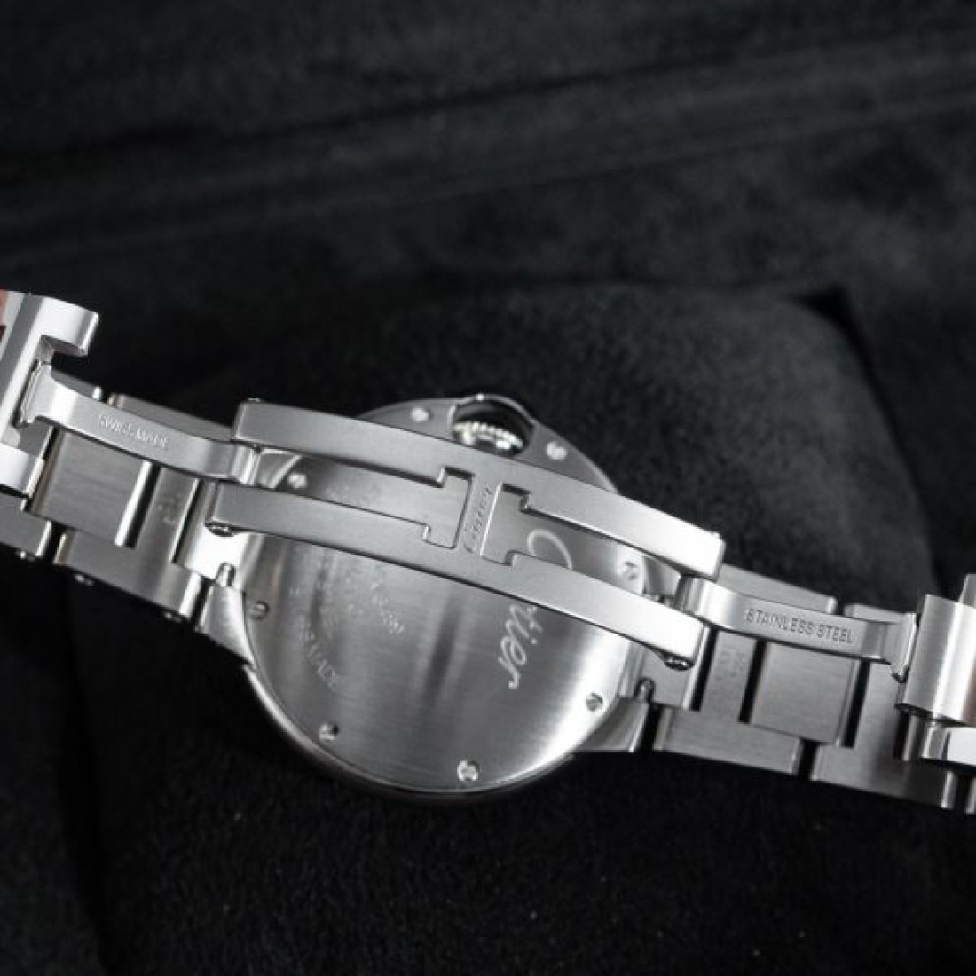 ダイヤベゼル Cartier カルティエ コピー 腕時計 シルバーダイヤル ブルー針 バルーンケース ステンレスブレスレット 華やかな手元演出
