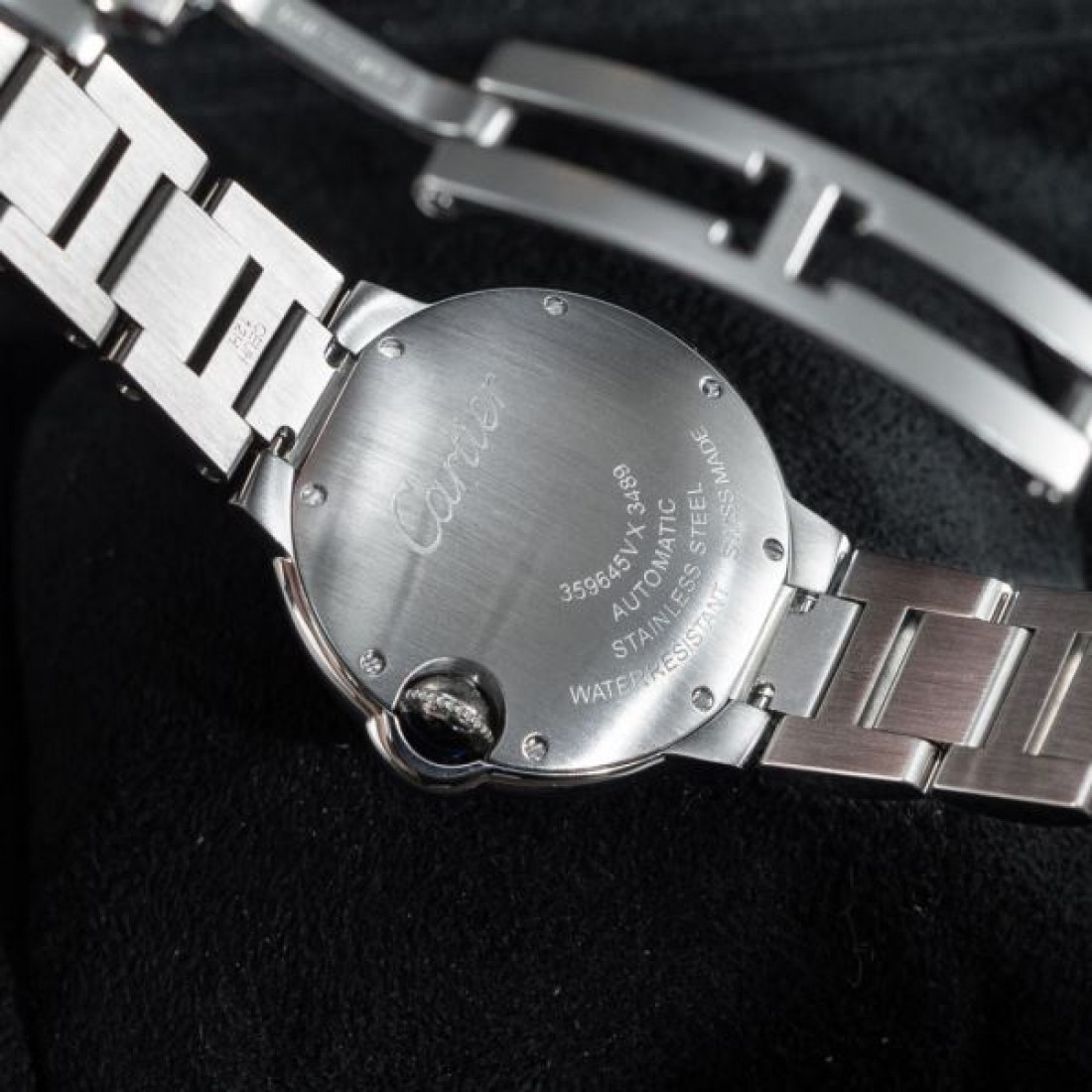 ダイヤベゼル Cartier カルティエ コピー 腕時計 シルバーダイヤル ブルー針 バルーンケース ステンレスブレスレット 華やかな手元演出