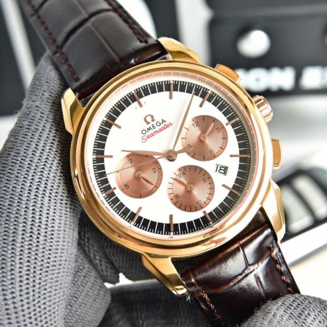 クロノグラフ風 レザーベルト 多眼ダイヤル OMEGA オメガ コピー 腕時計 ローマ数字ベゼル 重厚フェイス メンズ向け