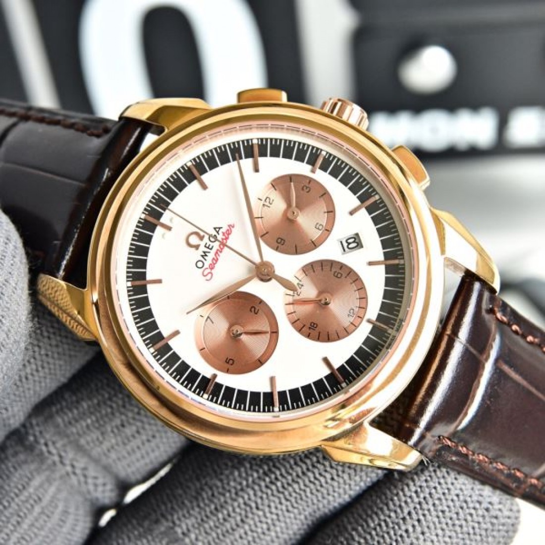 クロノグラフ風 レザーベルト 多眼ダイヤル OMEGA オメガ コピー 腕時計 ローマ数字ベゼル 重厚フェイス メンズ向け