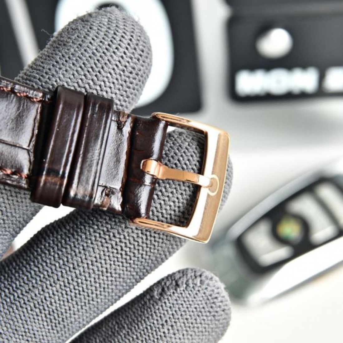 クロノグラフ風 レザーベルト 多眼ダイヤル OMEGA オメガ コピー 腕時計 ローマ数字ベゼル 重厚フェイス メンズ向け