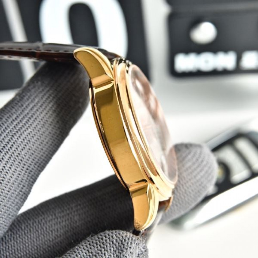 クロノグラフ風 レザーベルト 多眼ダイヤル OMEGA オメガ コピー 腕時計 ローマ数字ベゼル 重厚フェイス メンズ向け