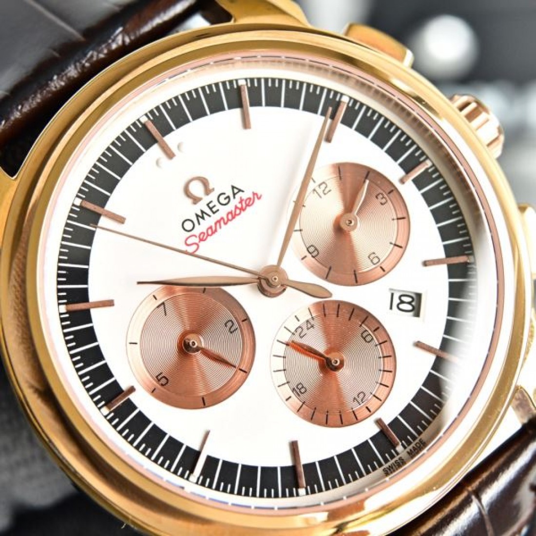 クロノグラフ風 レザーベルト 多眼ダイヤル OMEGA オメガ コピー 腕時計 ローマ数字ベゼル 重厚フェイス メンズ向け