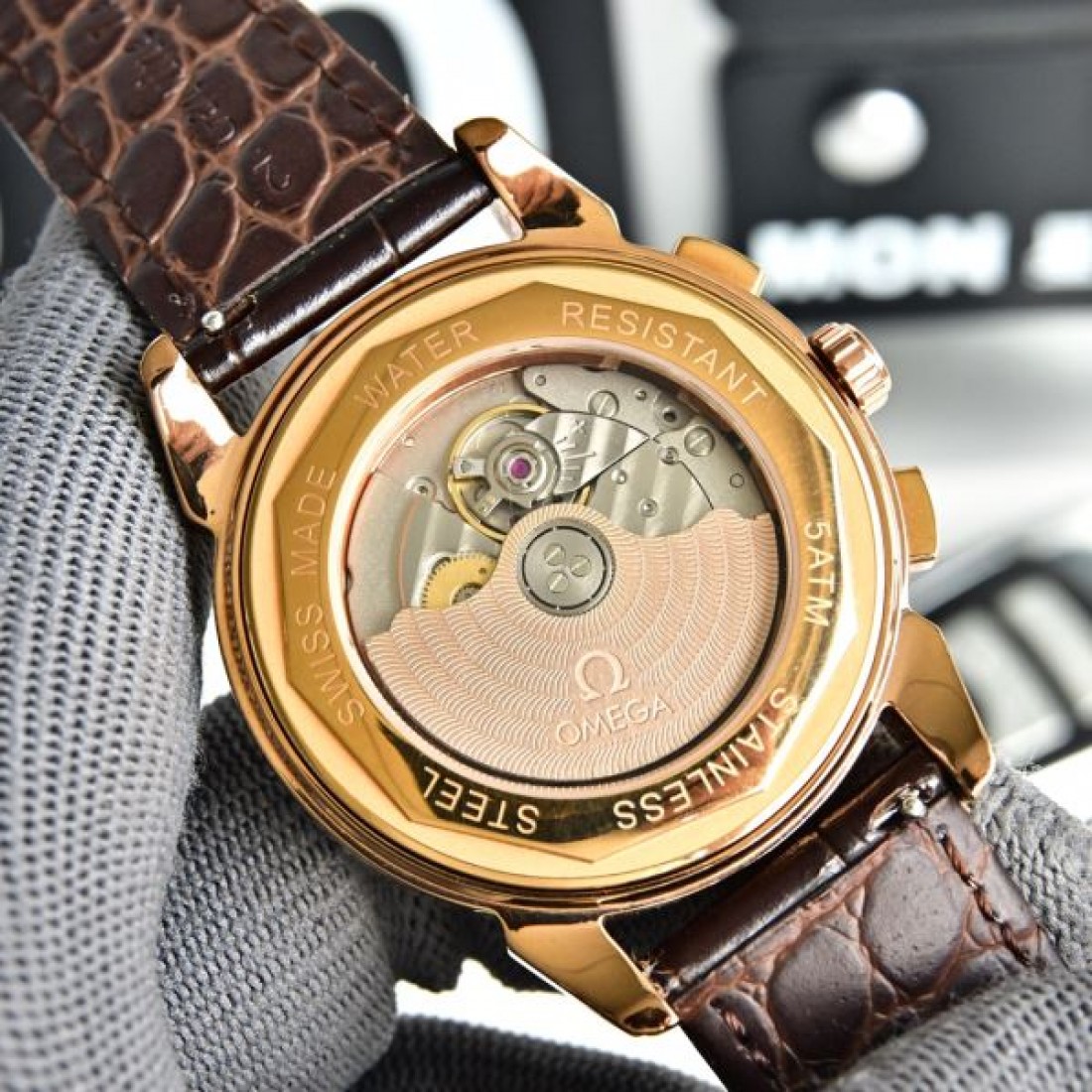 クロノグラフ風 レザーベルト 多眼ダイヤル OMEGA オメガ コピー 腕時計 ローマ数字ベゼル 重厚フェイス メンズ向け