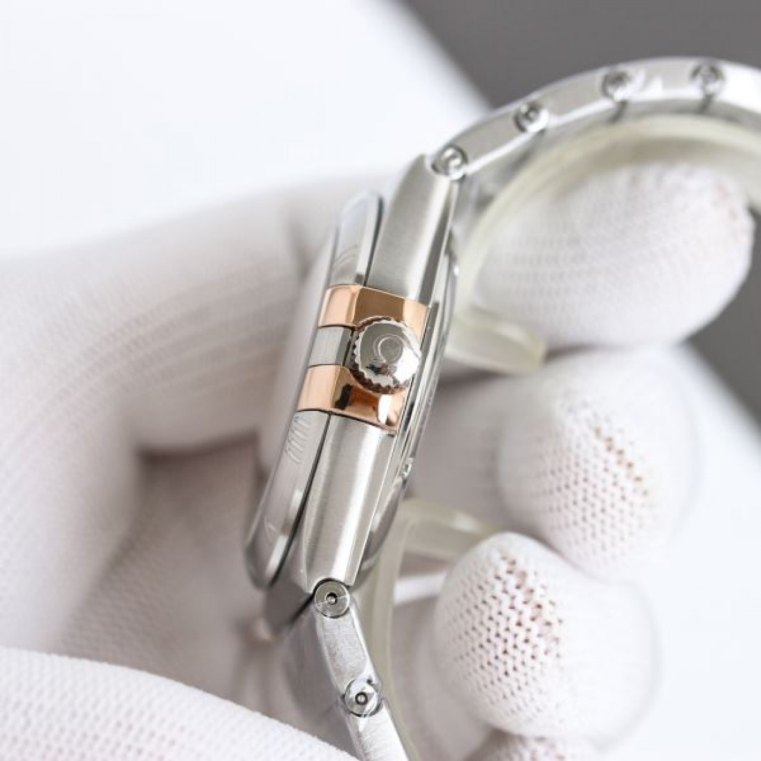 ローマ数字ベゼル メタルブレス OMEGA オメガ コピー 腕時計 日付表示 きれいめフェイス 注目度高め ユニセックス向け