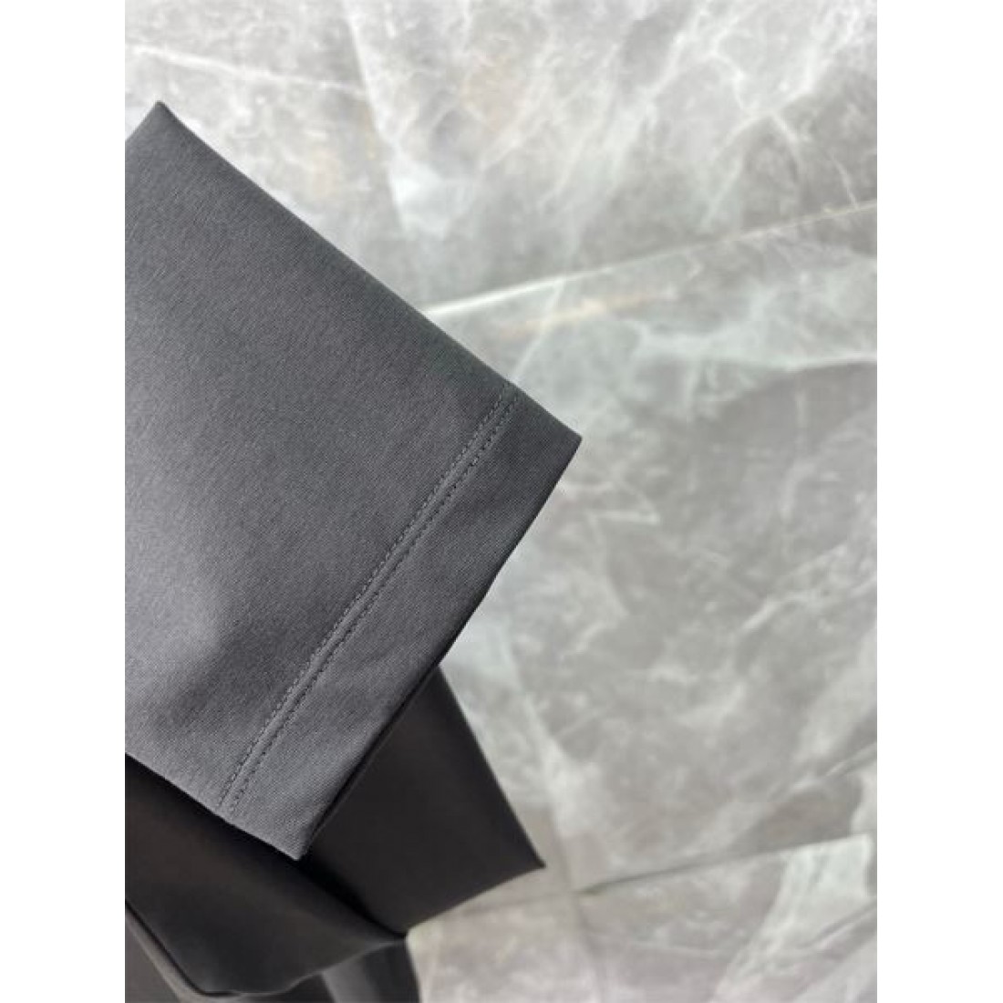 モダン 定番 プラダ PRADA コピー 長袖Tシャツ シンプル 上質