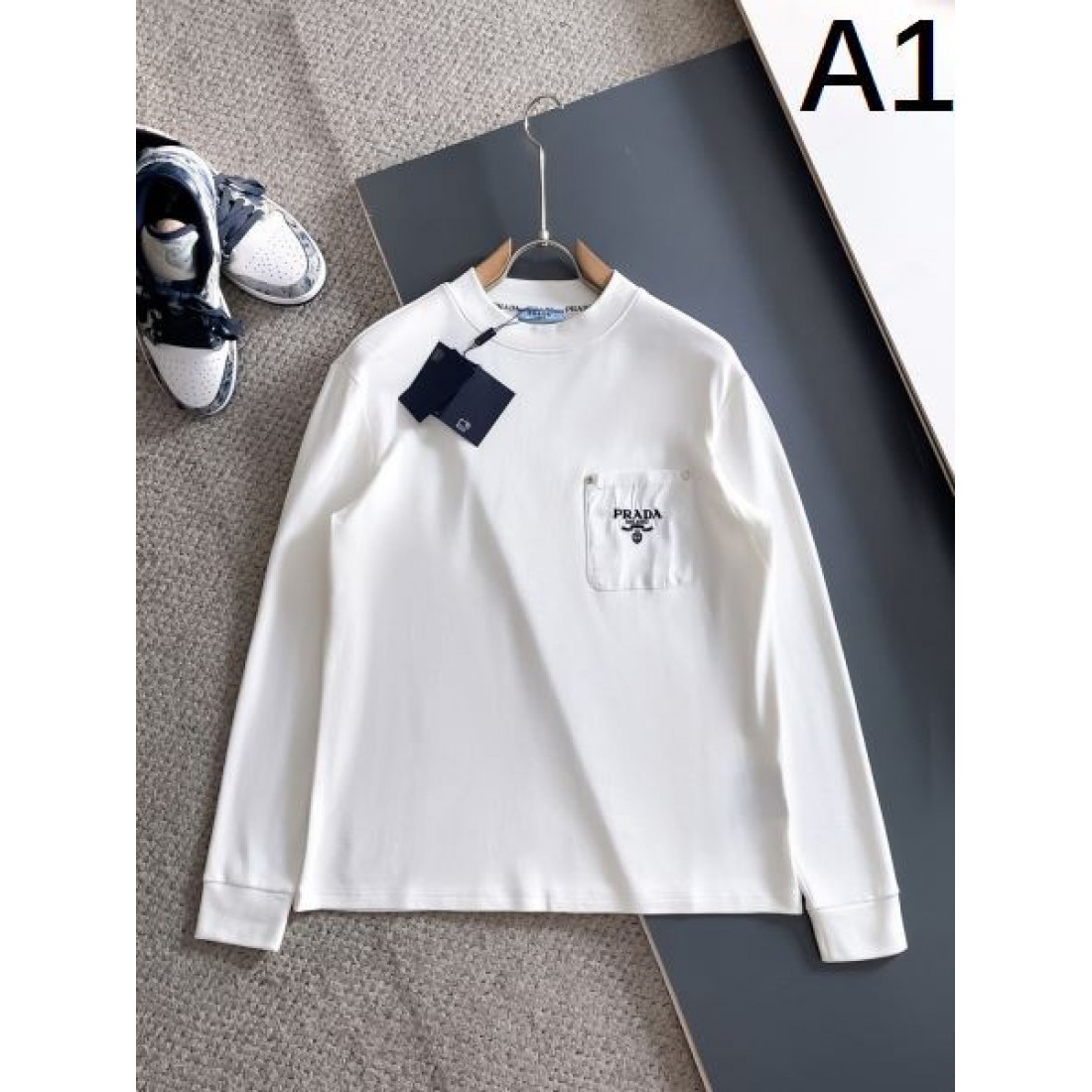 シック 定番 プラダ PRADA コピー 長袖Tシャツ ミニマル 快適