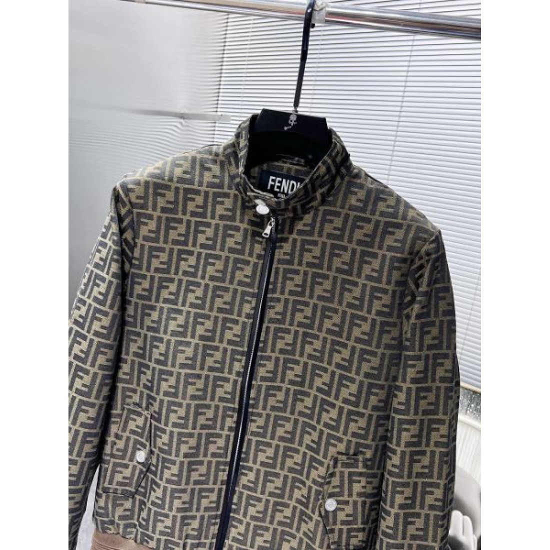 落ち着いた 上質な フェンデイ FENDI コピー ジャケット 大人っぽい 雰囲気