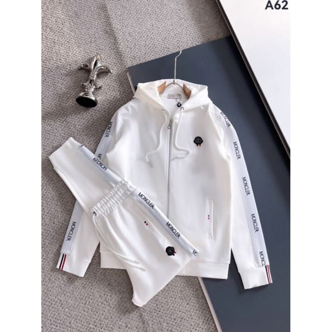 高級感のある モダン 洗練された モンクレール MONCLER コピー 上下セット