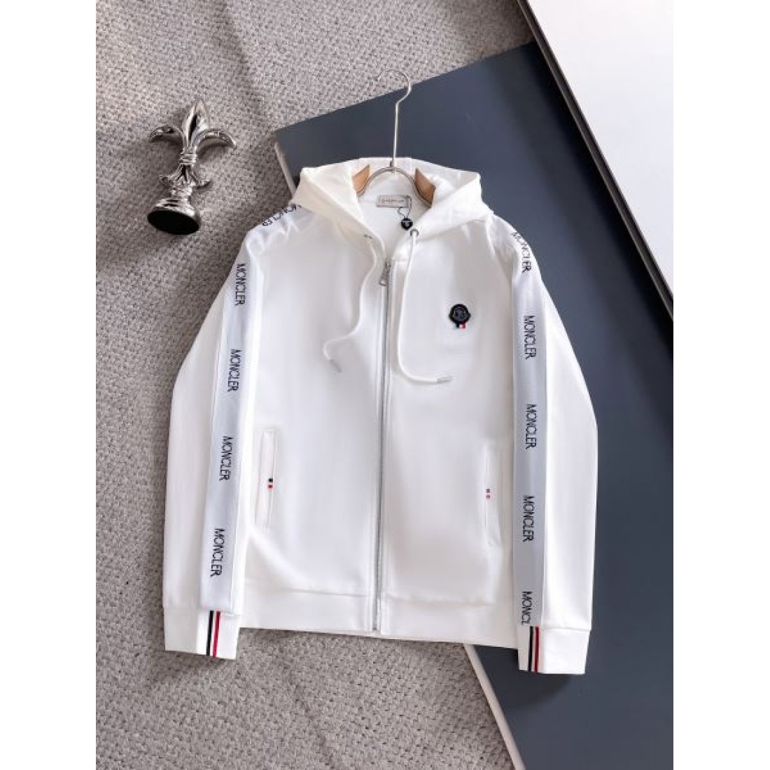 高級感のある モダン 洗練された モンクレール MONCLER コピー 上下セット 