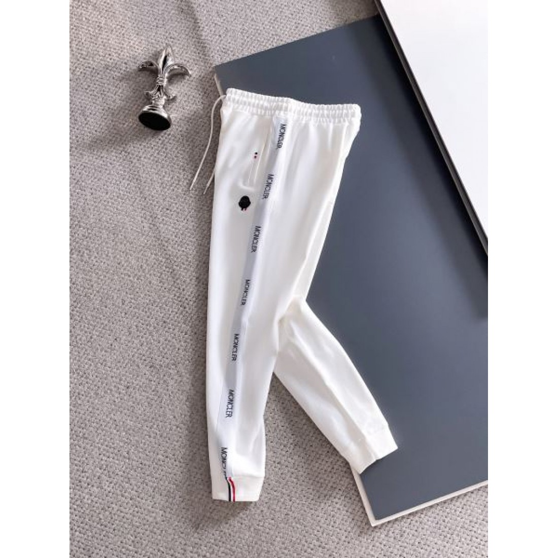 高級感のある モダン 洗練された モンクレール MONCLER コピー 上下セット 