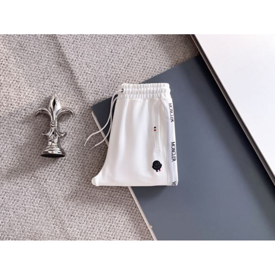 高級感のある モダン 洗練された モンクレール MONCLER コピー 上下セット 