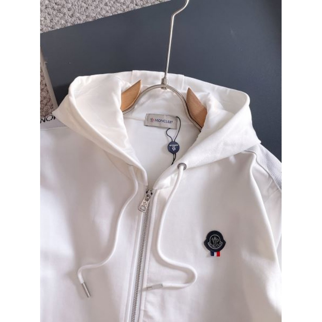 高級感のある モダン 洗練された モンクレール MONCLER コピー 上下セット 