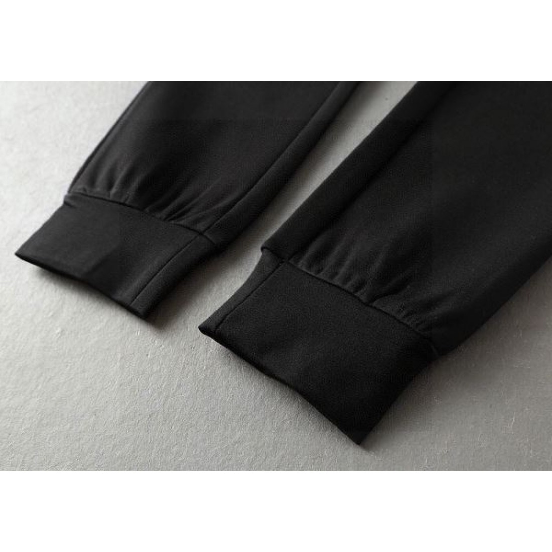 高級感のある スタイリッシュな ヴェルサーチェ VERSACE コピー 上下セット エレガント