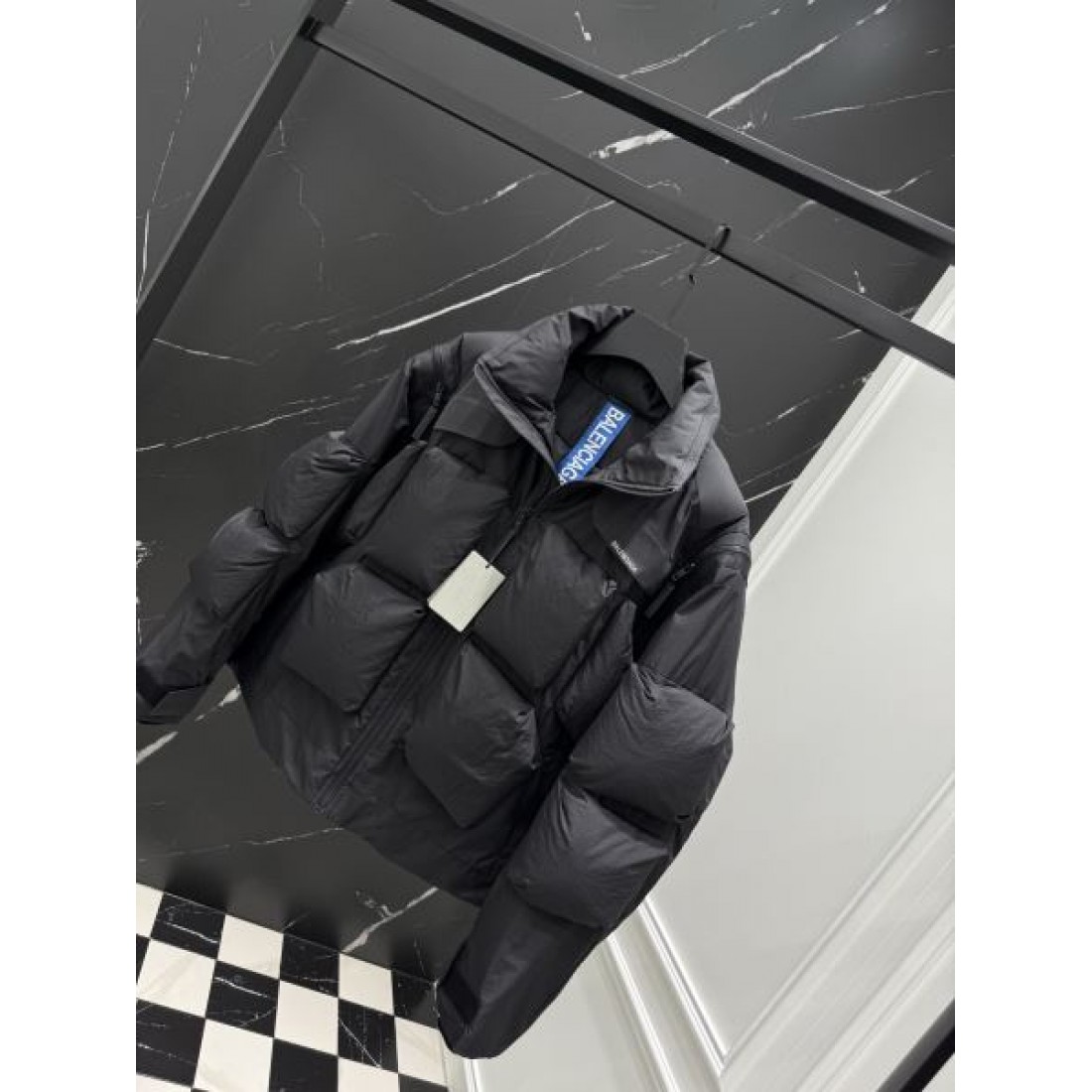 都会的 モード バレンシアガ BALENCIAGA コピー ダウンジャケット シャープ 印象的