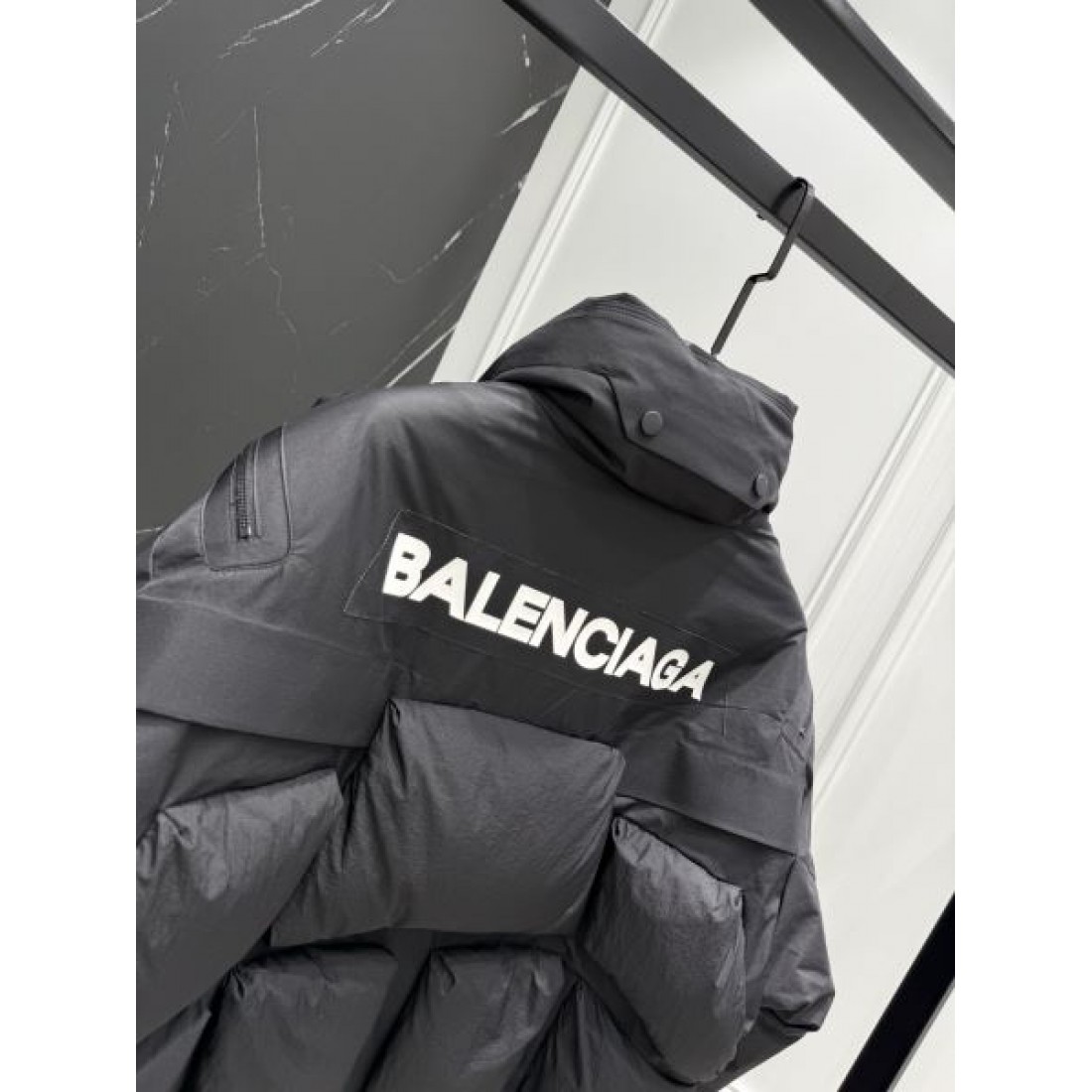 都会的 モード バレンシアガ BALENCIAGA コピー ダウンジャケット シャープ 印象的